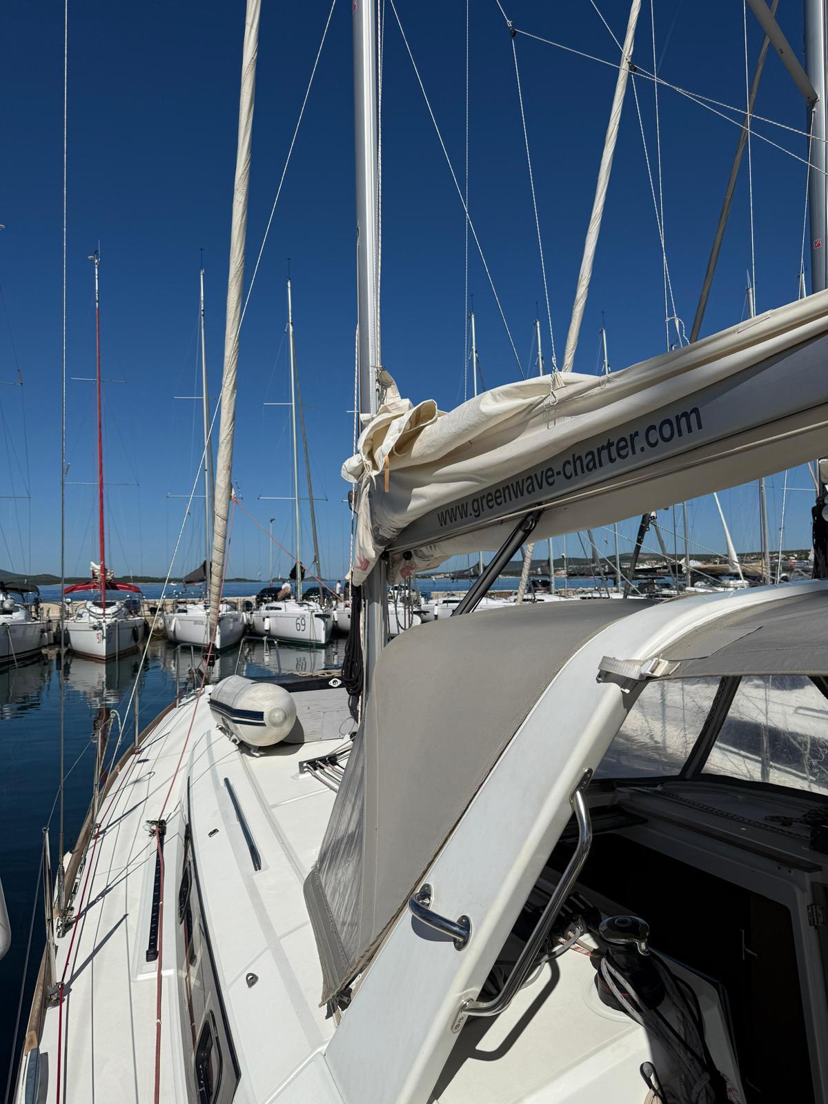 The "38.1 Floating Base" | Buchungs-Anfrage & Crew-Upgrade