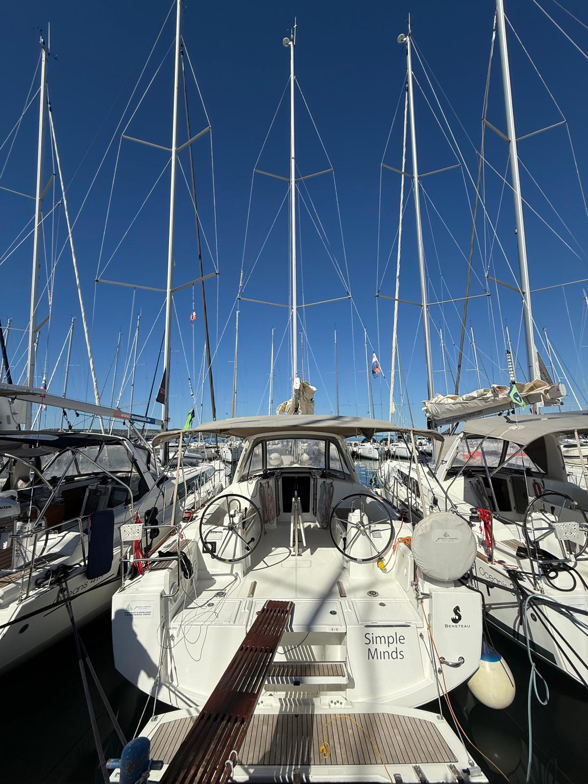 The "38.1 Floating Base" | Buchungs-Anfrage & Crew-Upgrade