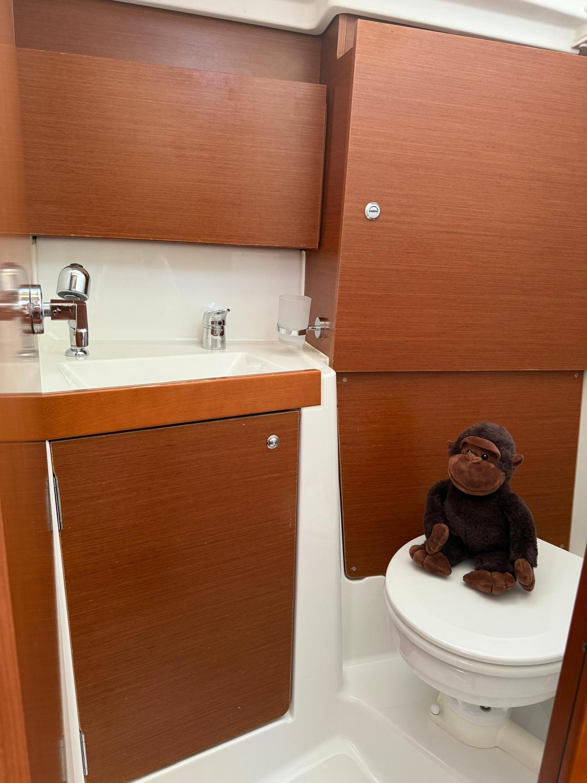 The "38.1 Floating Base" | Buchungs-Anfrage & Crew-Upgrade