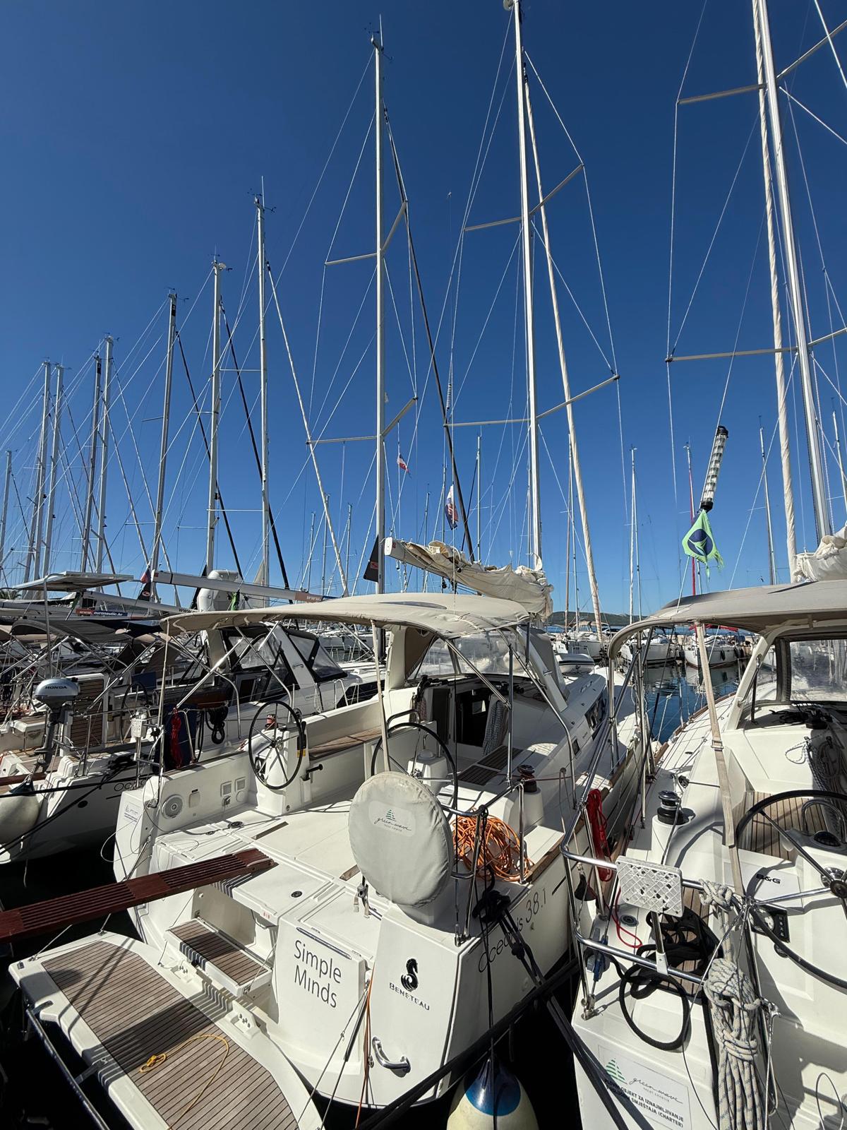 The "38.1 Floating Base" | Buchungs-Anfrage & Crew-Upgrade