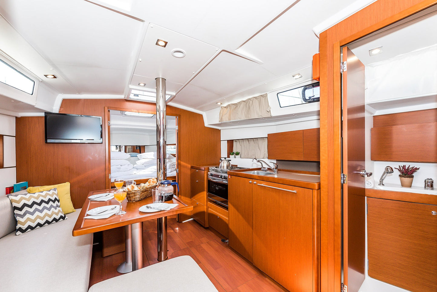 The "38.1 Floating Base" | Buchungs-Anfrage & Crew-Upgrade