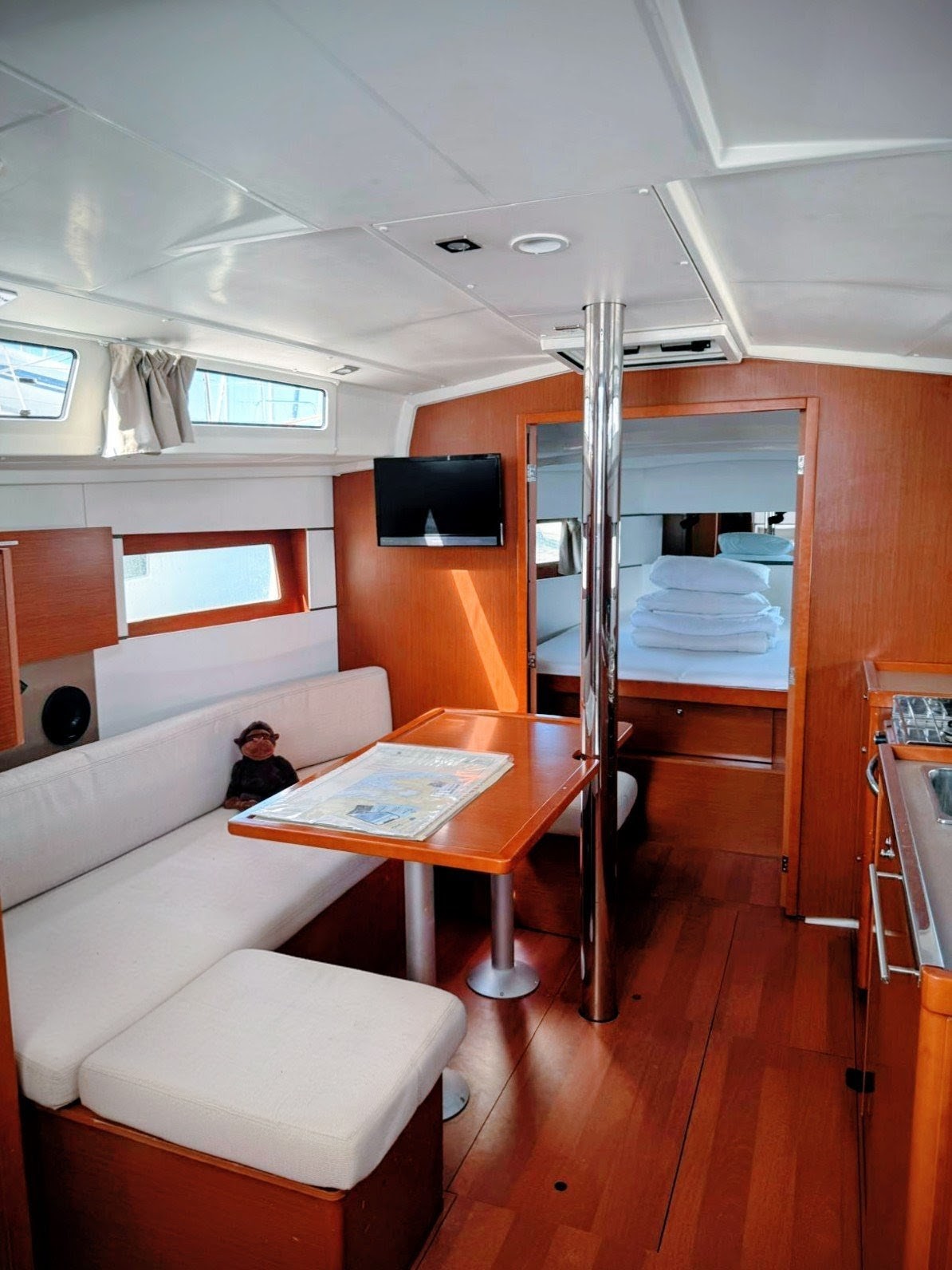 The "38.1 Floating Base" | Buchungs-Anfrage & Crew-Upgrade